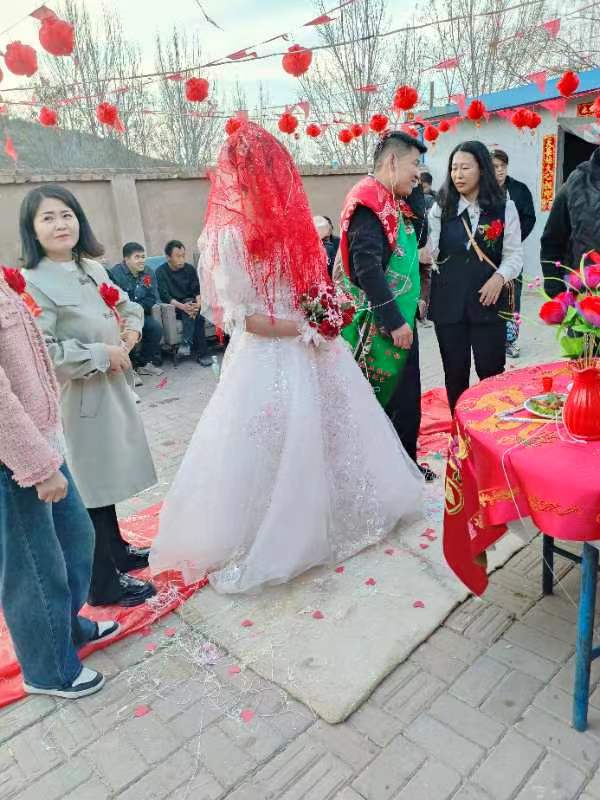 志丹县吴堡乡王戈崂村祝新郎新娘早生贵子